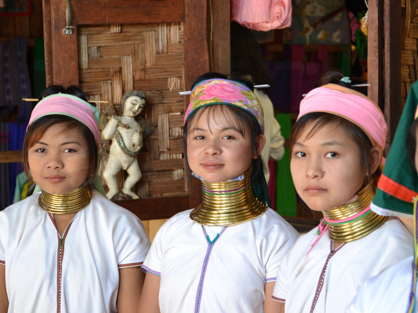 Padaung_girls_in_Myanmar
