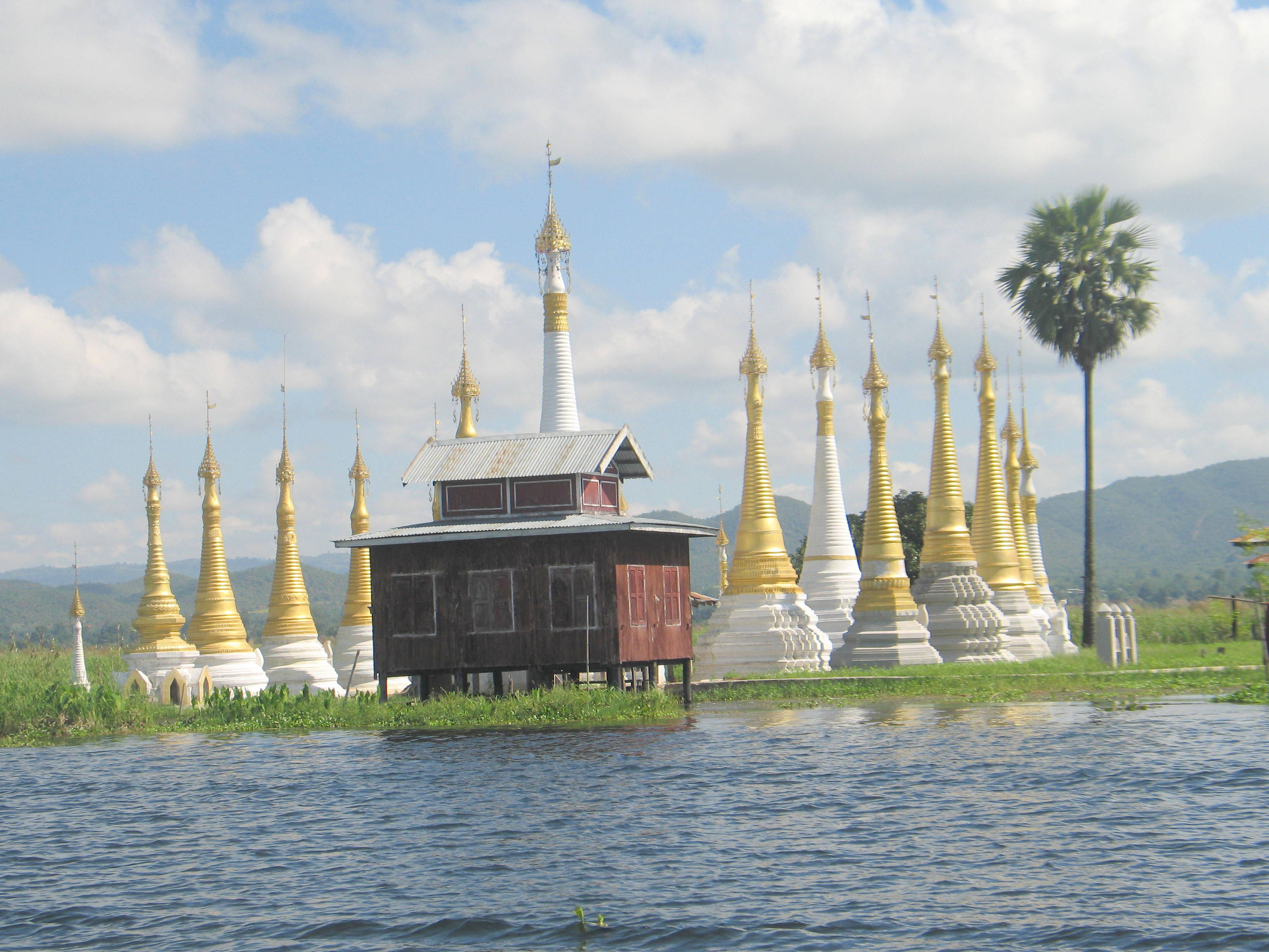 Pagodas_in_Inle